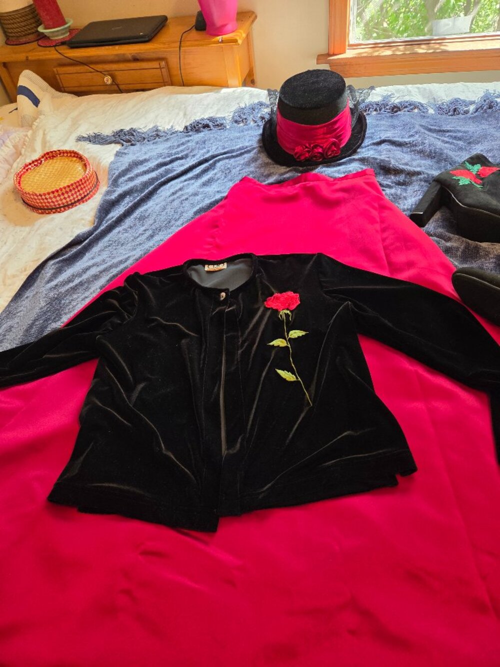 STUNNING BLACK VELVET WITH ROSE APPLIQUE WITH LEAVES. BY CLIO PEPPIAT SZ S-M